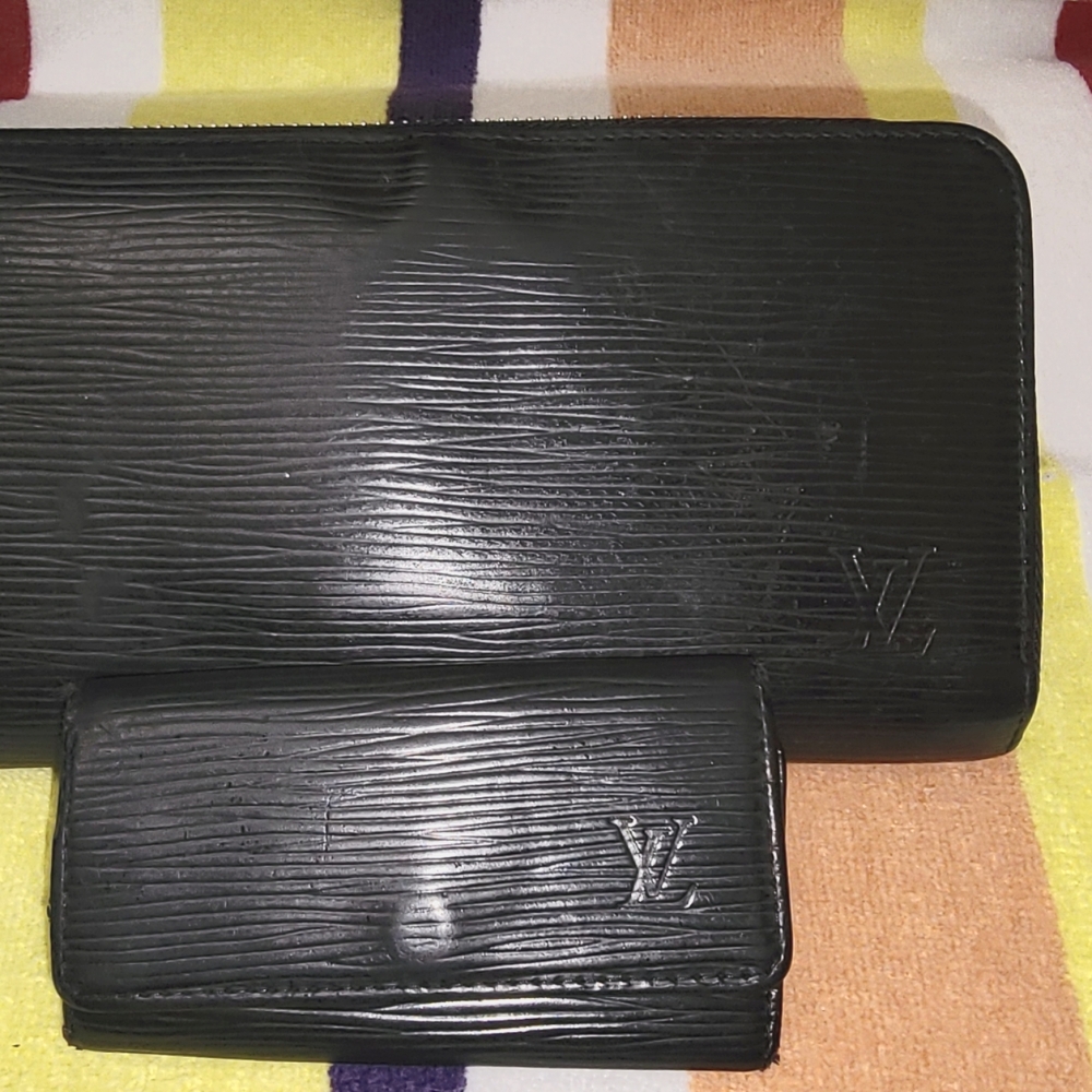 Louis Vuitton Black Epi Zippy Wallet and LV key holder Combo. CA0171